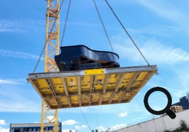 besonderer Krantraansport von einem Flügel, im aufgebauten Zustand